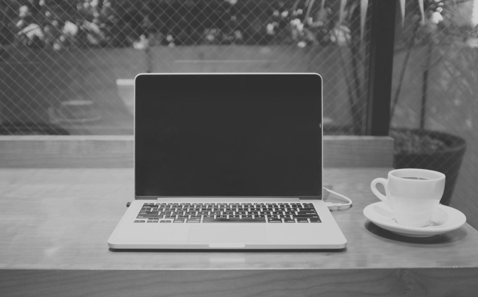 Espace de travail avec notes de recherche sur l'optimisation du trafic